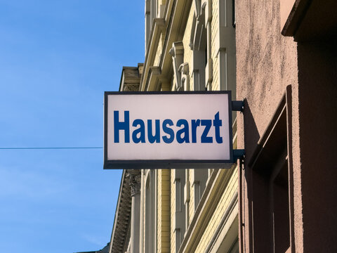 Praxis-Schild mit der Aufschrift &bdquo;Hausarzt&ldquo; an der Fassade eines Gr&uuml;nderzeithauses vor blauem Himmel in Wuppertal, Deutschland