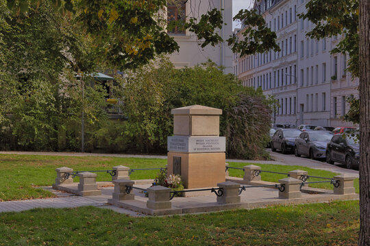 Poniatowski Denkmal am Elsterm&uuml;hlgraben in Leipzig &ndash; Detailansicht des historischen Denkmals mit Gedenkstein und Blumenschmuck, Stadt Leipzig, Sachsen, Deutschland