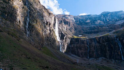 Obraz premium scenic view of famous cirque de gavarnie with gavarnie fall in pyrenees national park