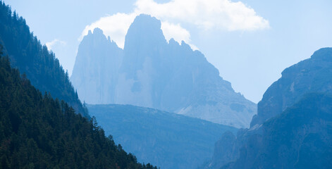 Obraz premium beautiful scenery of a mountain landscape under the sunlight