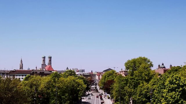 Zeitraffer der Maximiliansbr&uuml;cke und Maximilianstra&szlig;e mit M&uuml;nchner Skyline