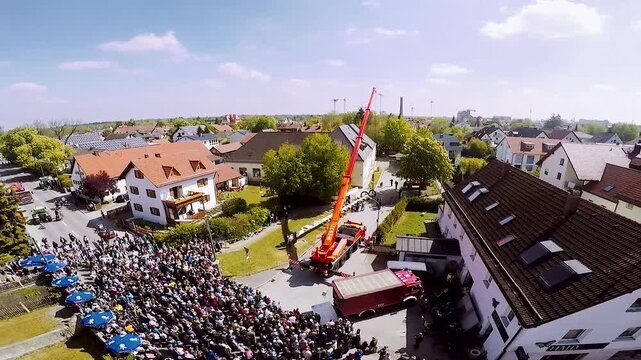 Zeitraffer vom Aufstellen eines traditionellen bayerischen Maibaums