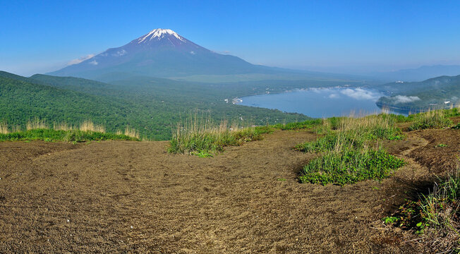 丹沢の鉄砲木ノ頭（明神山）山頂より望む富士山と山中湖　パノラマ
