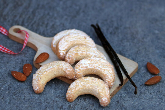 Traditionelle Vanillekipferl zu Weihnachten mit Mandeln und Vanilleschoten
