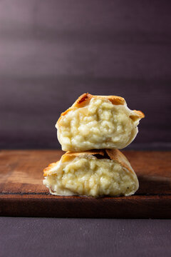 empanada cortada a la mitad rellena de queso y choclo