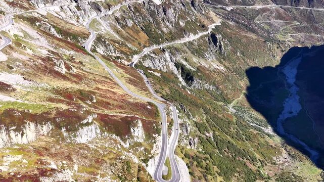Sustenpass in den Schweizer Alpen &ndash; kurvenreiche Passstrasse und Bergpanorama im September 2026	