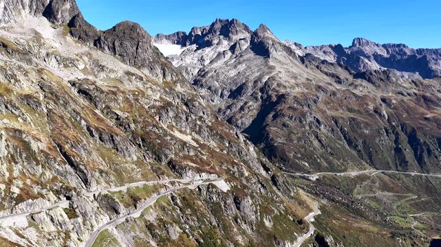 Sustenpass in den Schweizer Alpen &ndash; kurvenreiche Passstrasse und Bergpanorama im September 2026	