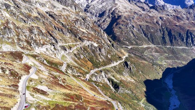 Sustenpass in den Schweizer Alpen &ndash; kurvenreiche Passstrasse und Bergpanorama im September 2026	