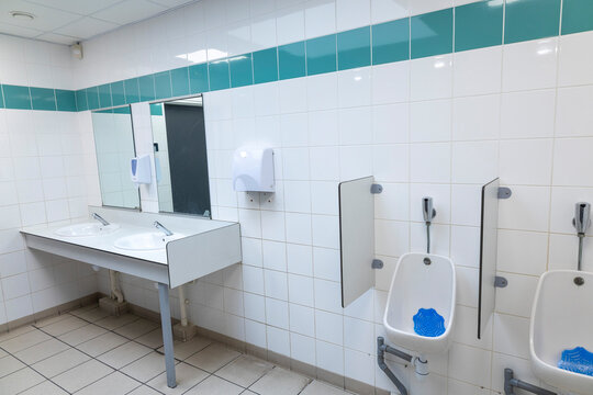 Men's Restroom: 2 Sinks, Urinals