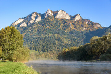 Trzy Korony peaks above the Dunajec River in autumn, Poland © mkos83