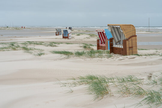 Strandk&ouml;rbe an einem Regentag am Nordseestrand