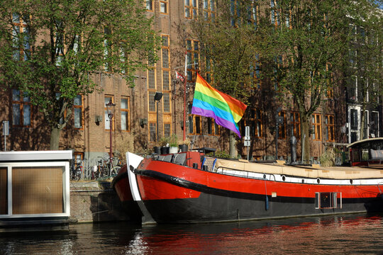Regenbogenfahne auf einem Hausboot in Amsterdam