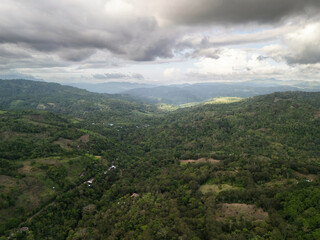 Obraz premium Green valley in mountain landscape
