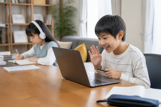 兄弟がそれぞれの方法で取り組む家庭学習とオンライン授業