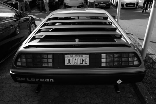 DeLorean DMC-12 Sechszylinder Coup&eacute; mit Fl&uuml;gelt&uuml;ren und Sportwagen Legende der Achtziger Jahre am 27.09.2026 beim Oldtimertreffen im Lenkwerk in Bielefeld in Ostwestfalen-Lippe in Schwarzwei&szlig;