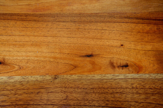 Textura de madera natural color &aacute;mbar con vetas horizontales, nudos oscuros y franja de madera clara
