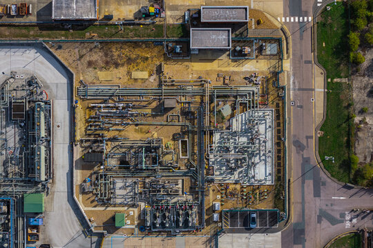 Aerial view of Hemel Hempstead Industrial Estate featuring complex piping networks, industrial infrastructure, and storage tanks in Hemel Hempstead, England, United Kingdom.