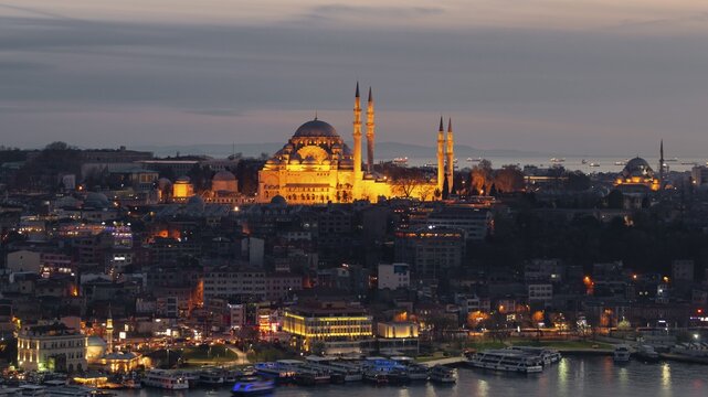 City view at dusk, S&uuml;leymaniye Mosque, S&uuml;leymaniye Camii, Suleiman Mosque, Golden Horn, Bosporus, Istanbul, European part, Turkey