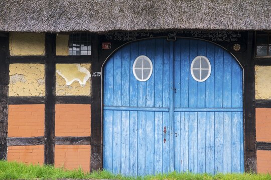 Entrance gate of a farmhouse at Lake D&uuml;mmer, H&uuml;de, thatched, Lower Saxony, Germany