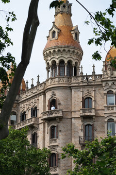 Casa Rocamora, fachada y c&uacute;pulas en el paseo de Gracia de la ciudad de Barcelona, espa&ntilde;a.