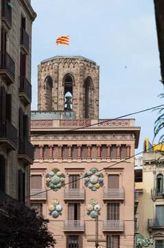 Barcelona, casa Bruno Cuadros en la rambla y torre de la catedral, espa&ntilde;a, europa.