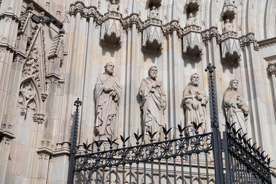 Barcelona, puerta principal de la catedral, apostoles, arquivoltas y reja en el barrio g&oacute;tico, espa&ntilde;a, europa.