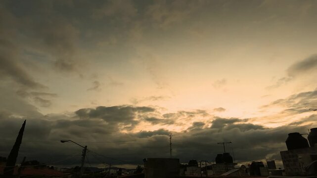 atardecer, anochecer, puesta de sol, cielo, nubes, timelapse, transici&oacute;n d&iacute;a noche, cambio de luz, cielo al atardecer, nubes en movimiento, crep&uacute;sculo, hora dorada, hora azul, paisaje, horizonte, luz 