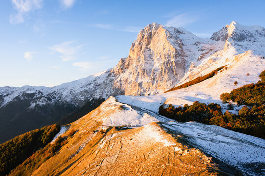 Alba autunnale sulle pareti innevate del Corno Grande e del Corno Piccolo