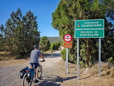 Cyclist Enters Valencian Community from Aragon via Ojos Negros Greenway