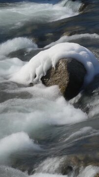 瀬の白泡が岩を回り込む シームレスループ動画背景 9:16 4K