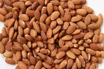 Obraz premium Almond nuts isolated on white background