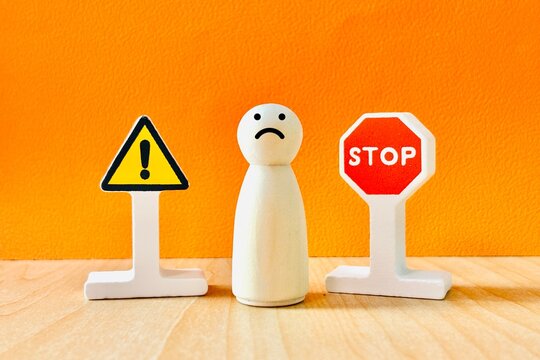 ストップの注意の標識と人物