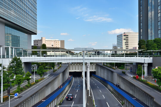 さいたま新都心駅西口のデッキから見た県道56号