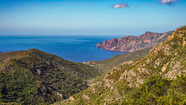 La vista mozzafiato dalla strada panoramica che scende dal Col della Palmarella a Porto, Corsica, Francia