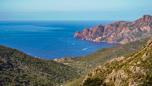 La vista mozzafiato dalla strada panoramica che scende dal Col della Palmarella a Porto, Corsica, Francia