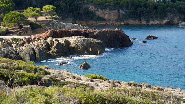 Il golfo di Galeria nella costa occidentale della Corsica con la torre genovese detta Calcinaggia e la spiaggia di sabbia nera della Ricciniccia sulla foce del fiume Fango