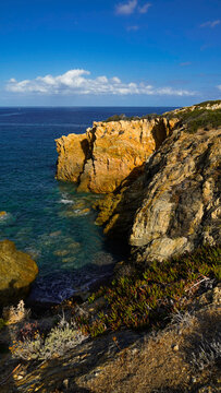 Il golfo di Galeria nella costa occidentale della Corsica con la torre genovese detta Calcinaggia e la spiaggia di sabbia nera della Ricciniccia sulla foce del fiume Fango