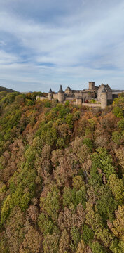 vue a&eacute;rienne du ch&acirc;teau de Bourscheid au Grand Duch&eacute; du Luxembourg. Cette b&acirc;tisse f&eacute;odale est situ&eacute; dans une r&eacute;gion vallon&eacute;e et entour&eacute;e de nombreuses for&ecirc;ts aux couleurs d'Automne. Septembre 2026