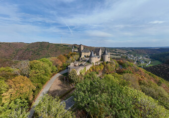 vue aérienne panoramique du château médiéval de Bourscheid au Grand Duché du Luxembourg. Le donjon, les tours et ses fortifications restaurées sont au sommet d'une colline boisée. Septembre 2026 © Jean-Marc RICHARD