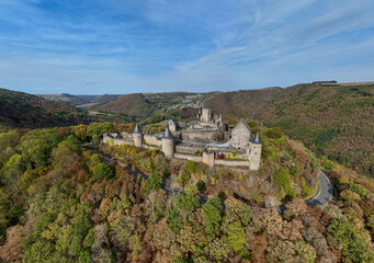 vue aérienne panoramique du château médiéval de Bourscheid au Grand Duché du Luxembourg. Le donjon, les tours et ses fortifications restaurées sont au sommet d'une colline boisée. Septembre 2026 © Jean-Marc RICHARD