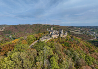 vue aérienne panoramique du château médiéval de Bourscheid au Grand Duché du Luxembourg. Le donjon, les tours et ses fortifications restaurées sont au sommet d'une colline boisée. Septembre 2026 © Jean-Marc RICHARD