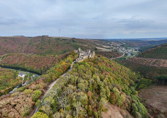 vue aérienne panoramique du château médiéval de Bourscheid au Grand Duché du Luxembourg. Le donjon, les tours et ses fortifications restaurées sont au sommet d'une colline boisée. Septembre 2026 © Jean-Marc RICHARD