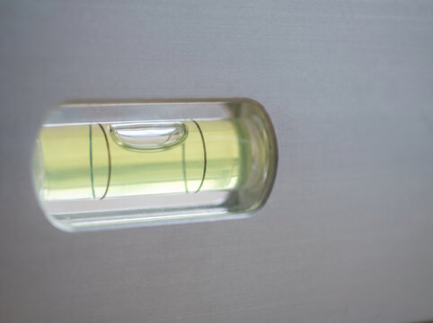 Spirit level vial with an air bubble and reference rings