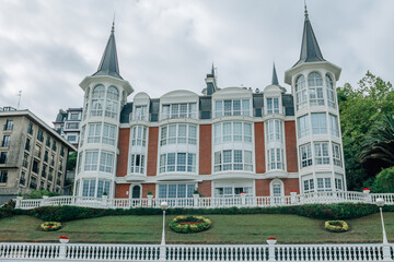 Naklejka premium Elegant historic houses on beachfront La Concha in San Sebastian Spain