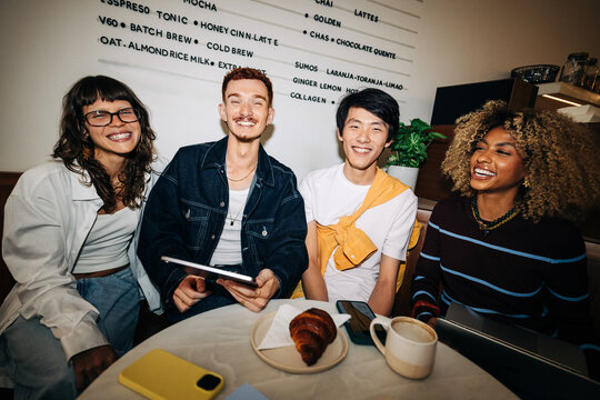 Young business friends meeting in casual cafe