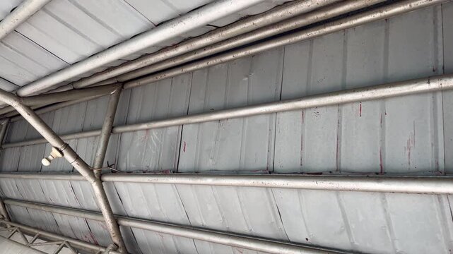 Metal Roof Construction with Steel Pipe Frame Support