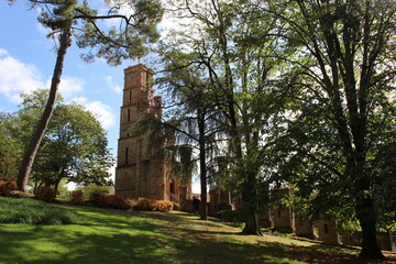 Sanctuaire de la Salette (La Rabatelière, Vendée) : la tour du Triomphe de la Croix en arrière-plan © Christophe Rubin