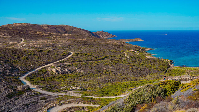 La spettacolare strada panoramica da Calvi a Galeria &egrave; un susseguirsi di curve strette a strapiombo sul mare, tra calette dall'acqua cristallina e formazioni rocciose aspre tipiche della corsica