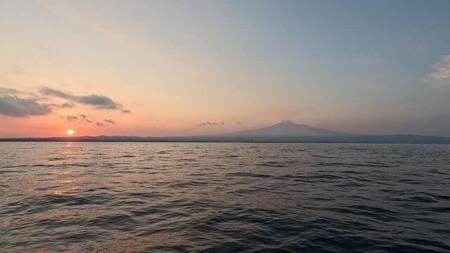 Navigazione al tramonto con vista sul vulcano Etna, Sicilia