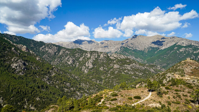La strada che va da Ile Rousse ad Ajaccio passando per Corte si inerpica lungo alti pendii e aggira il Monte Cinto attraversando piccoli borghi di case in sasso